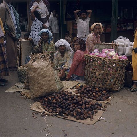 Women selling salak and krupuk at the market